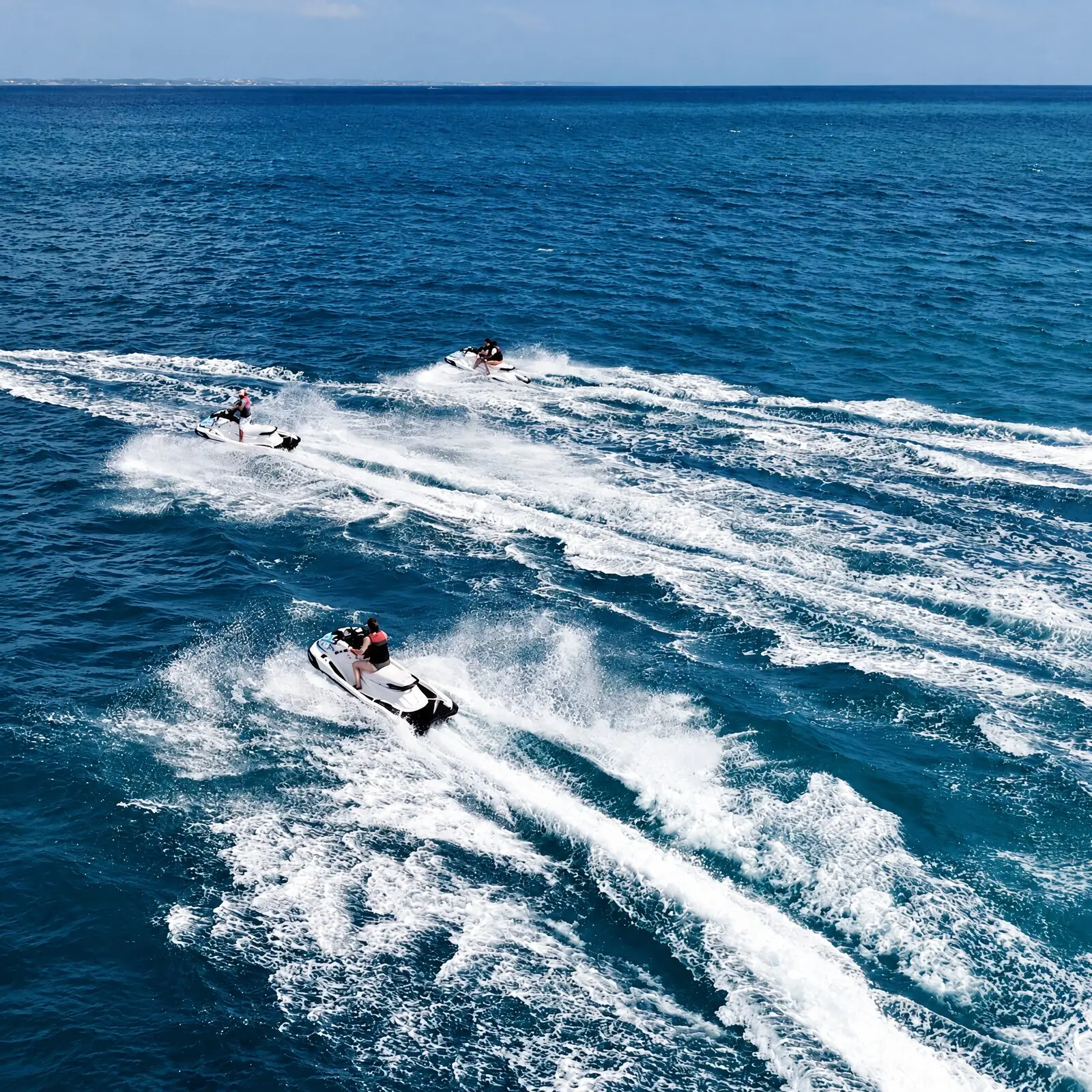 Tres jet skis en alta mar, sobre el agua azul profundo