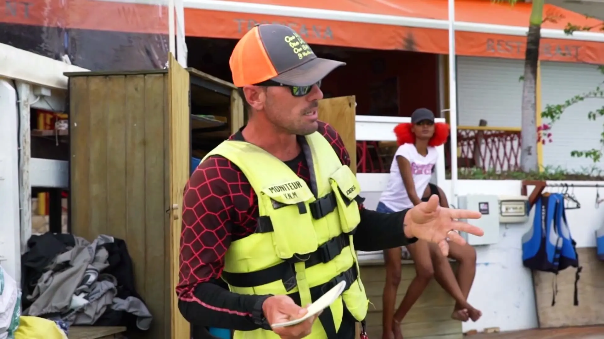 Un instructor con chaleco salvavidas amarillo explica el recorrido a los clientes antes de salir