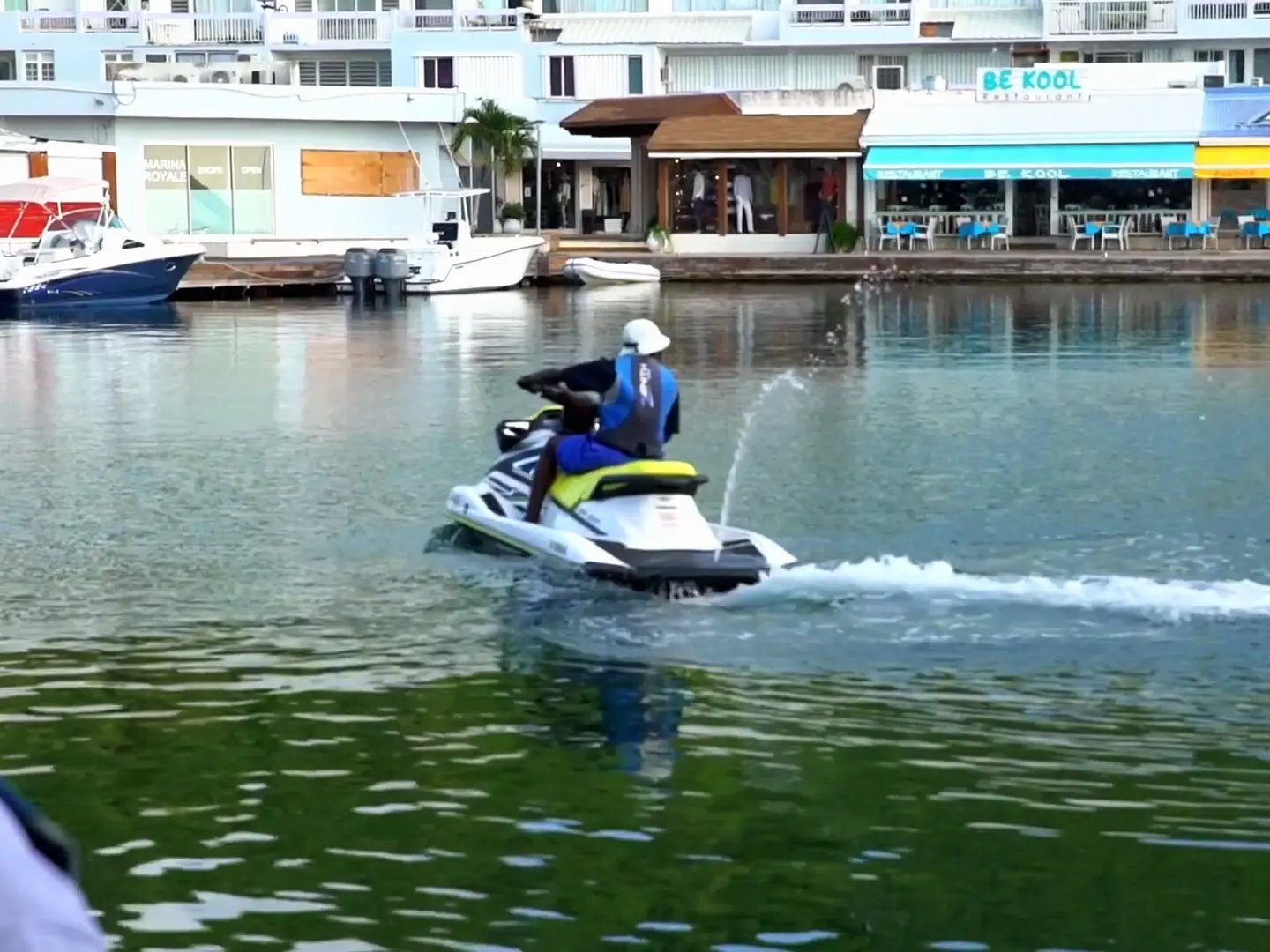 Un jet ski se aleja del muelle de la Marina Royale