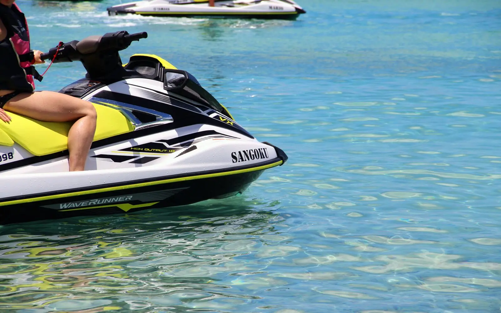 Un jet ski detenido en aguas tan cristalinas que se ve el fondo